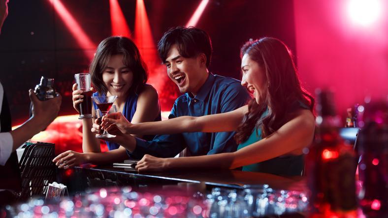 今天情人节,聊聊上海夜店里的假富二代